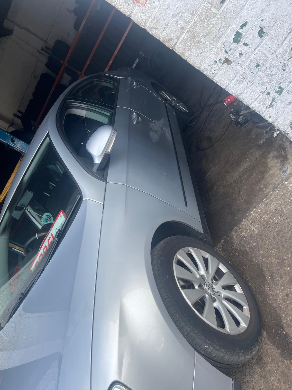 
								Volkswagen Passat 2009 full									