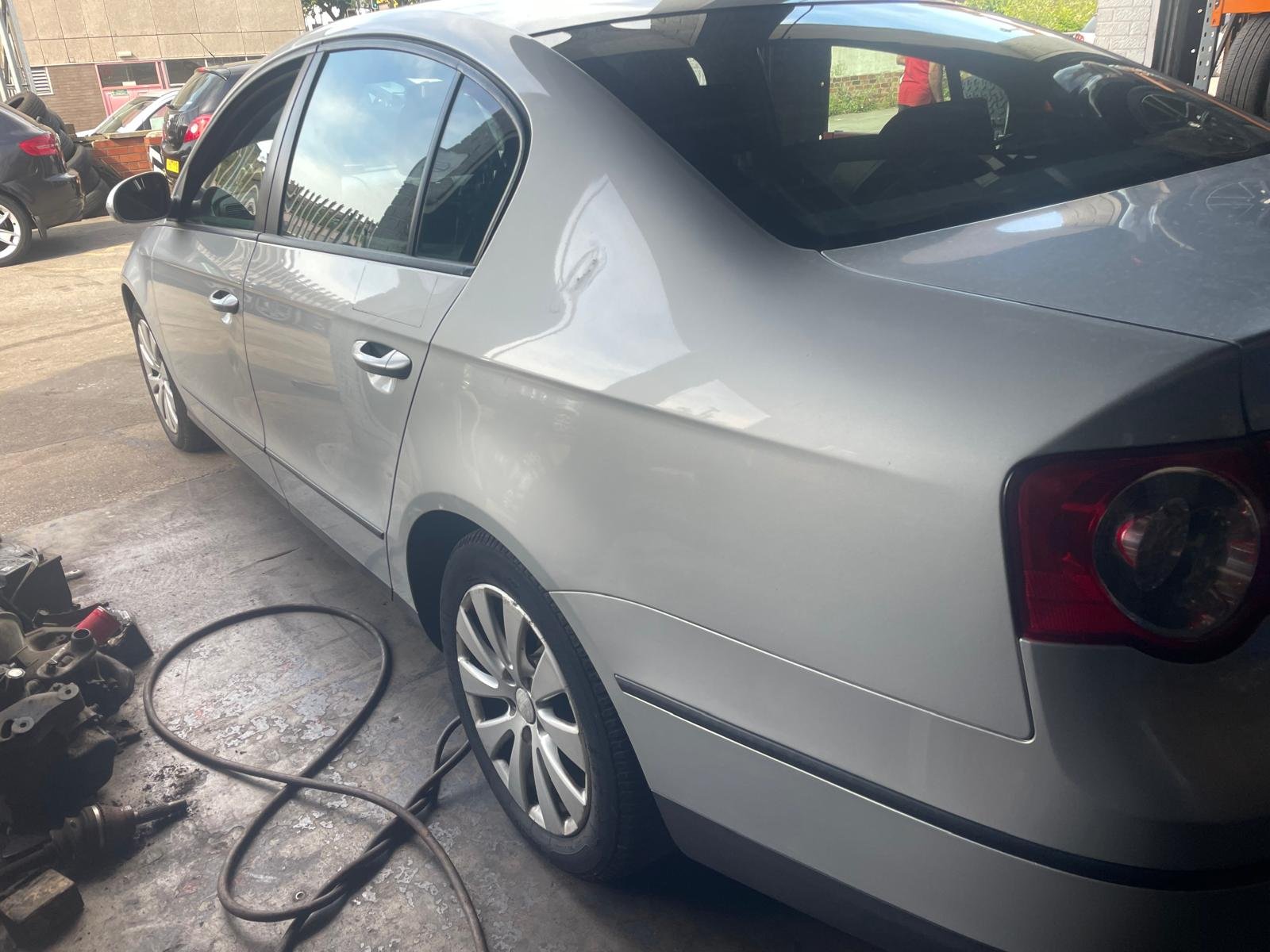 
								Volkswagen Passat 2009 full									