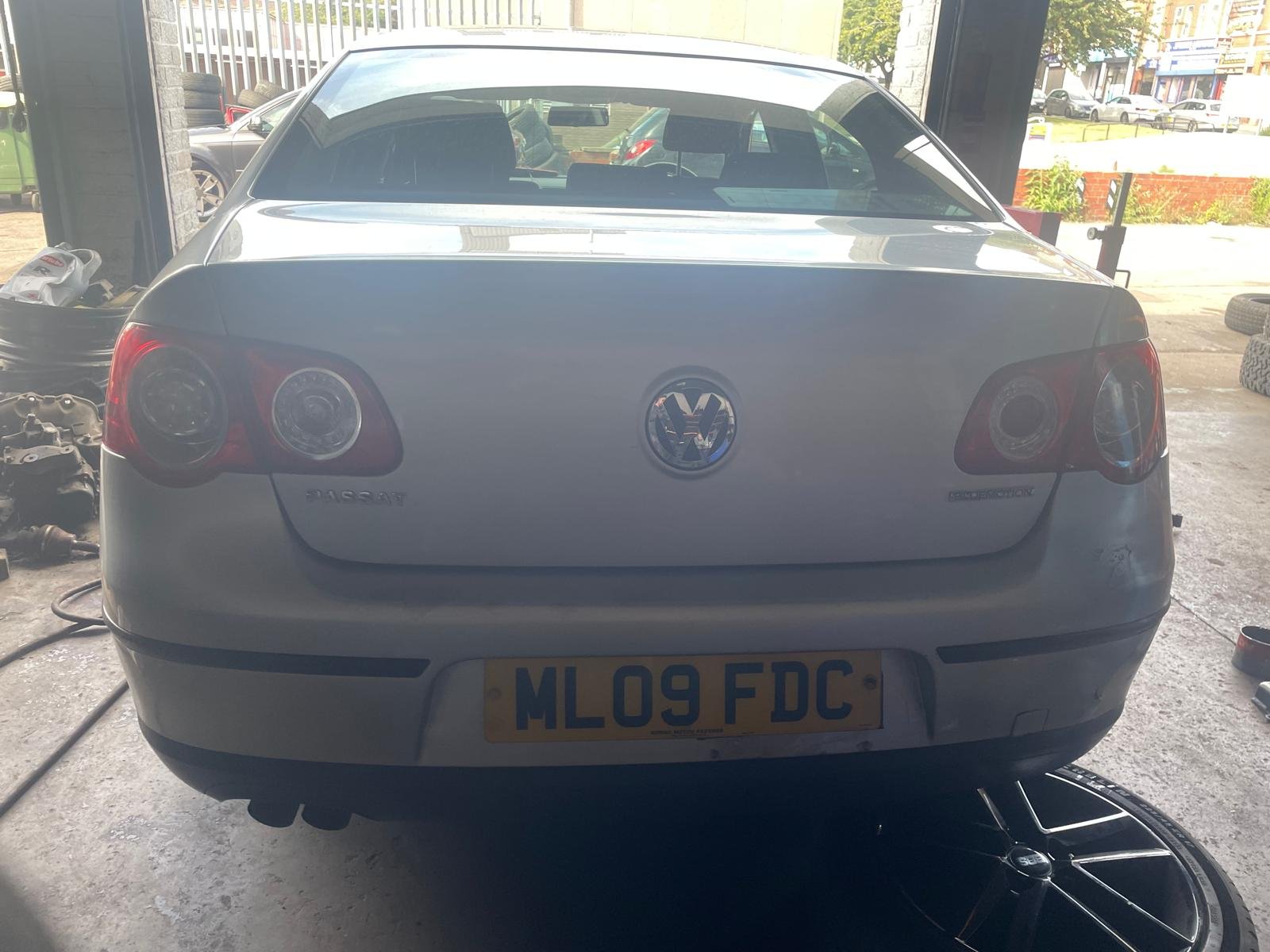 
								Volkswagen Passat 2009 full									