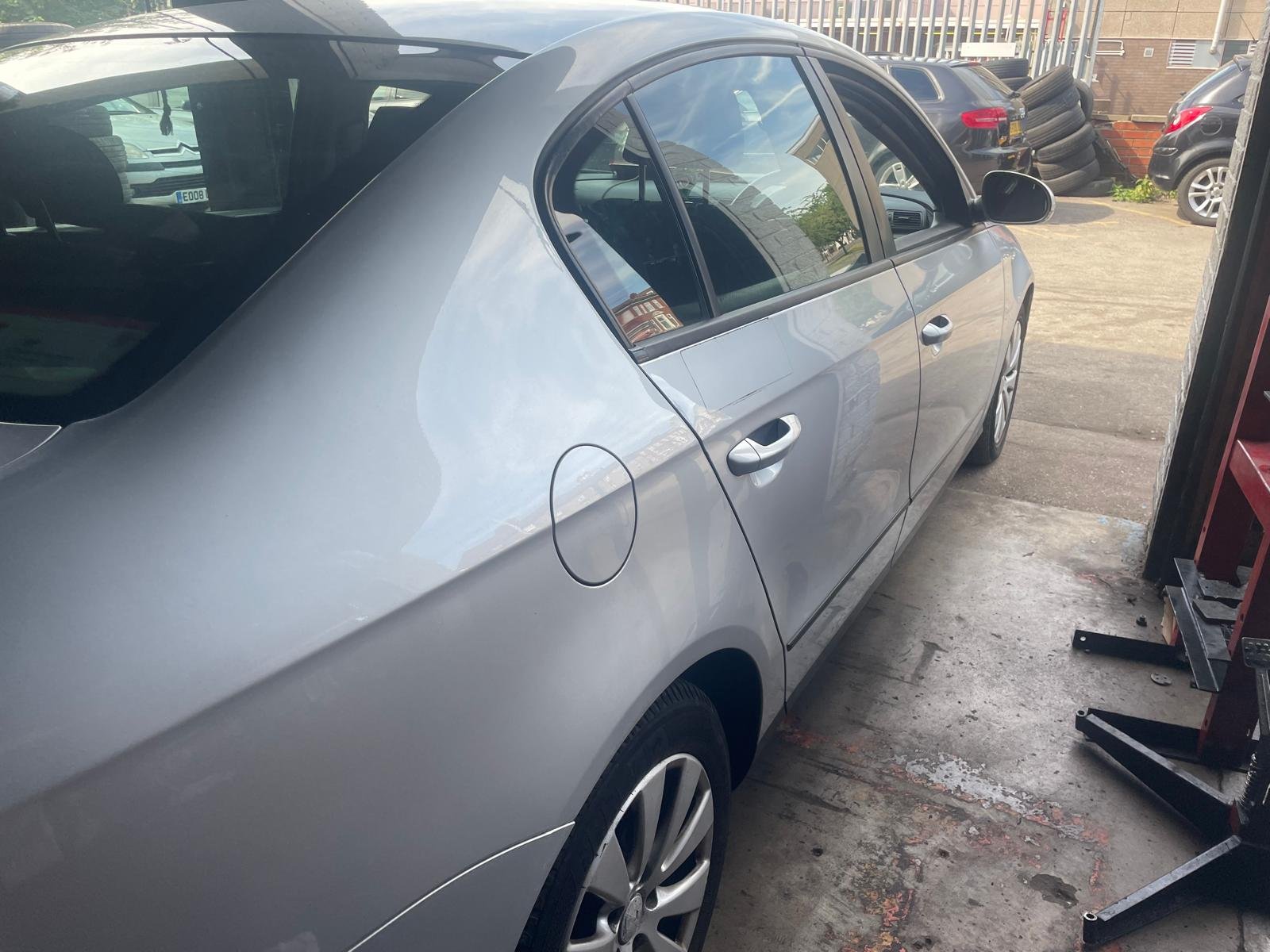 
								Volkswagen Passat 2009 full									