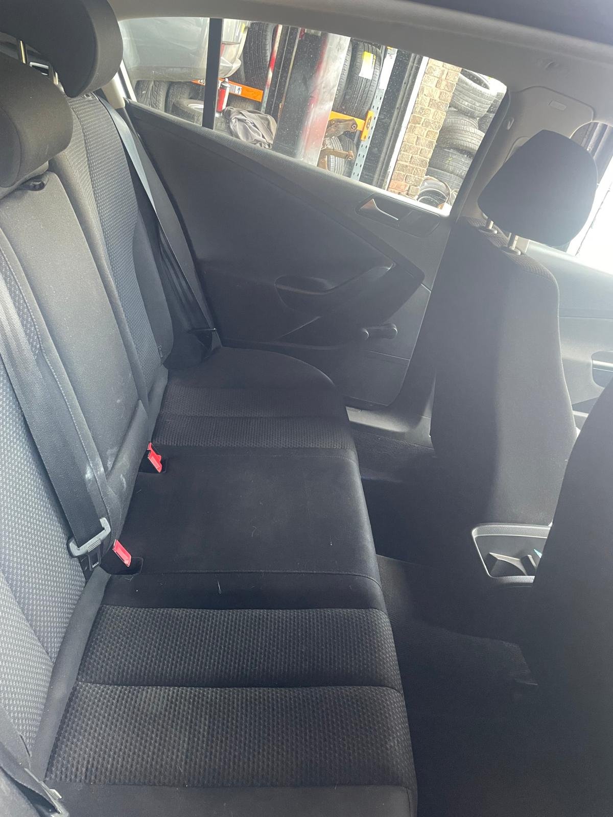 
								Volkswagen Passat 2009 full									