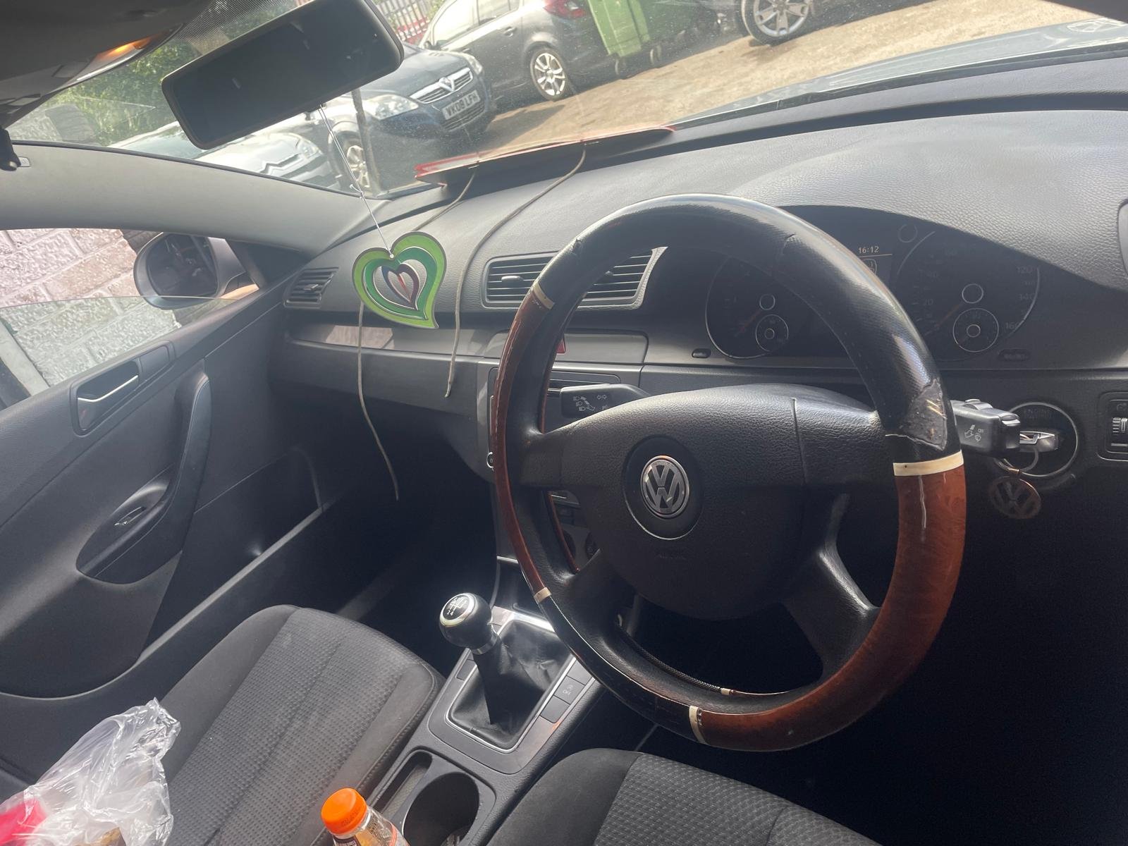 
								Volkswagen Passat 2009 full									