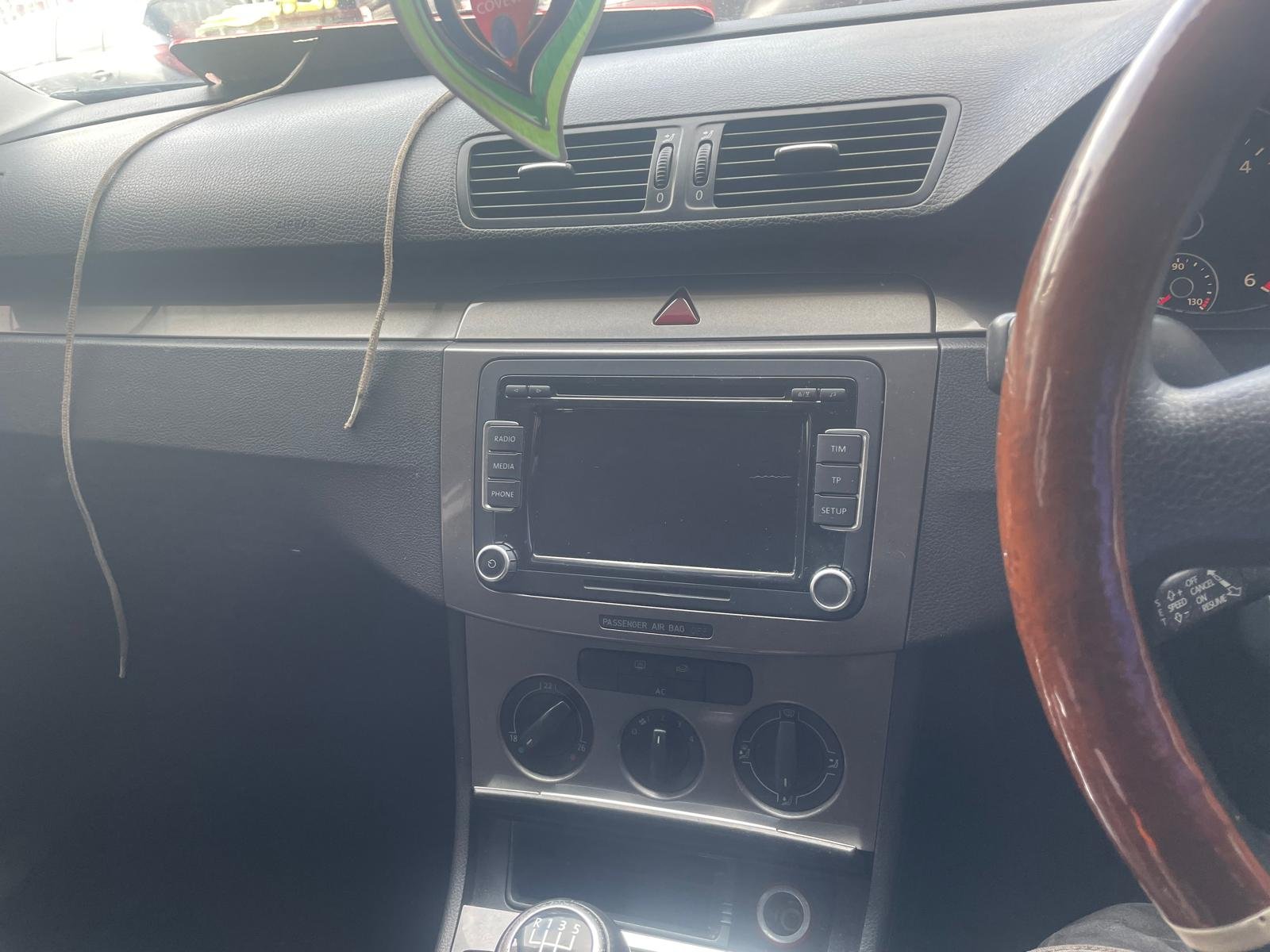
								Volkswagen Passat 2009 full									