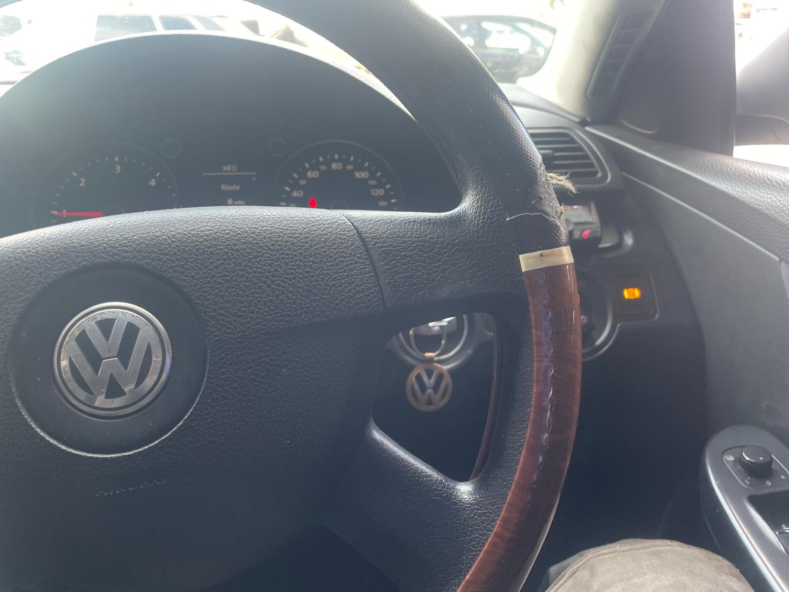 
								Volkswagen Passat 2009 full									