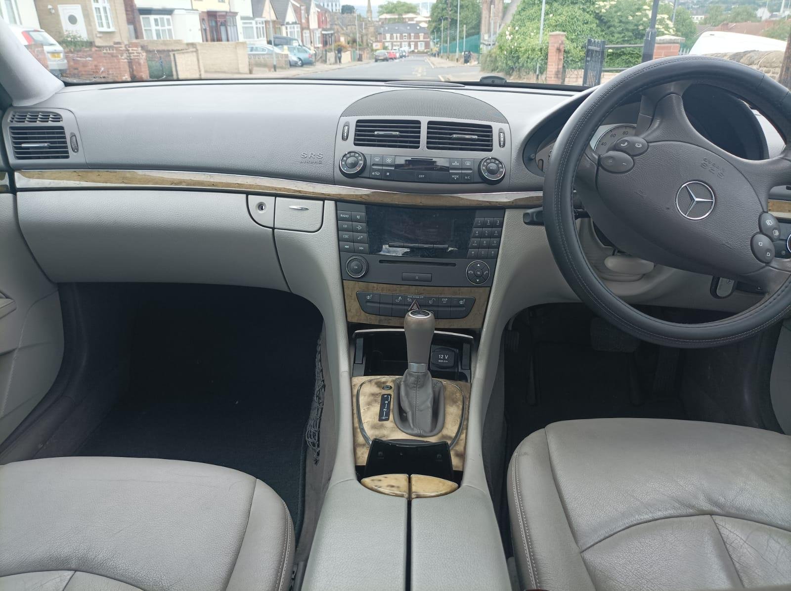 
								Mercedes-Benz E220 full									