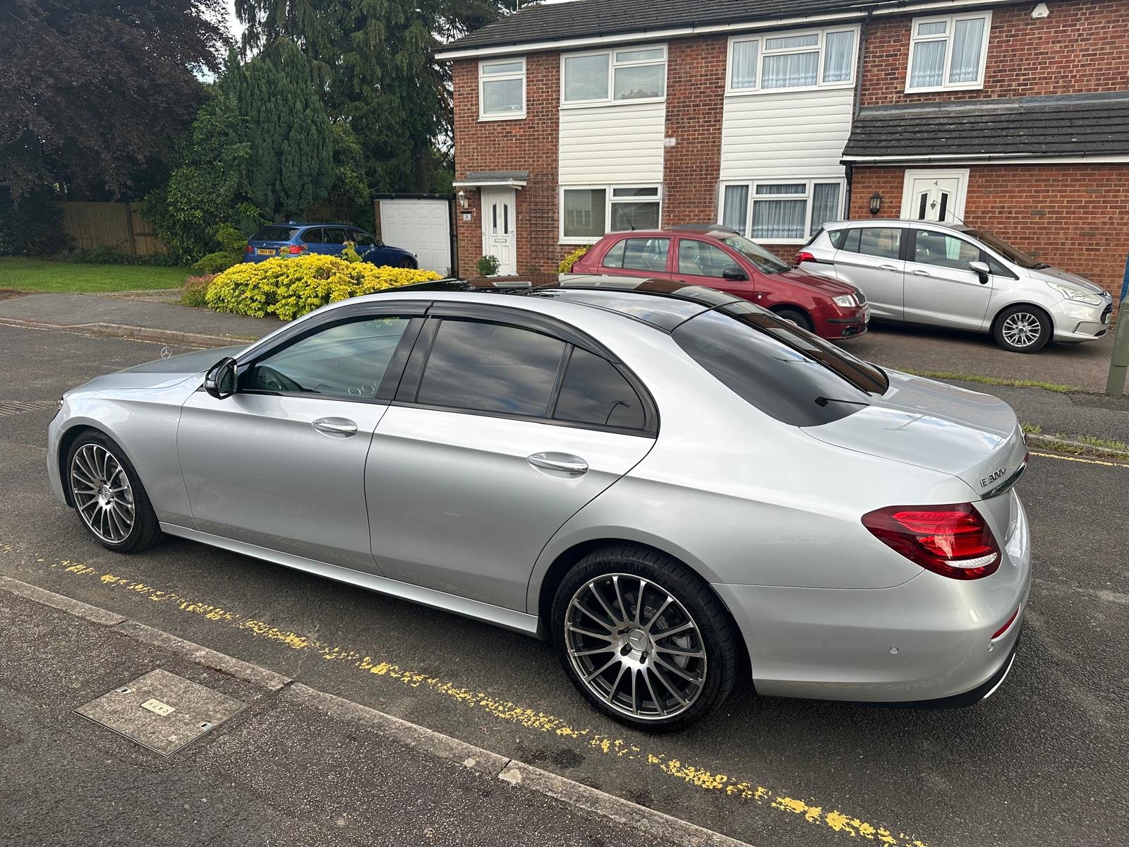 
								Mercedes Benz E 300 AMG LN Night ED Prem+D A full									