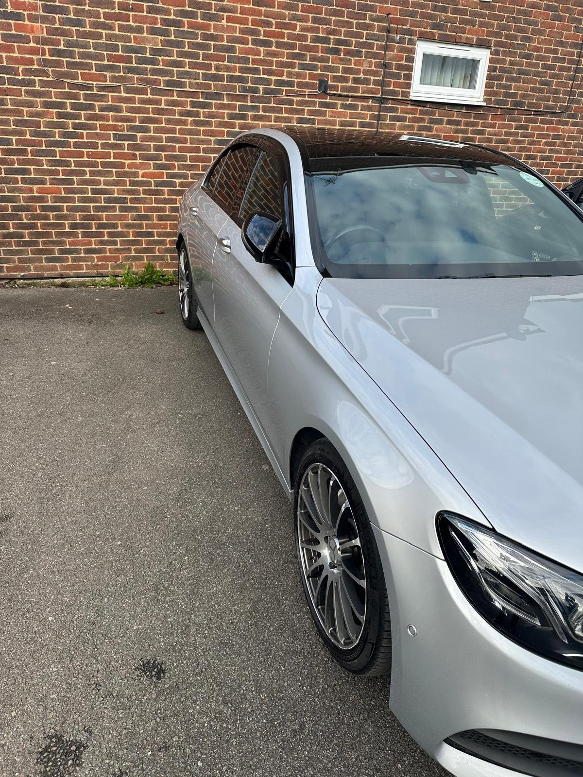 
								Mercedes Benz E 300 AMG LN Night ED Prem+D A full									